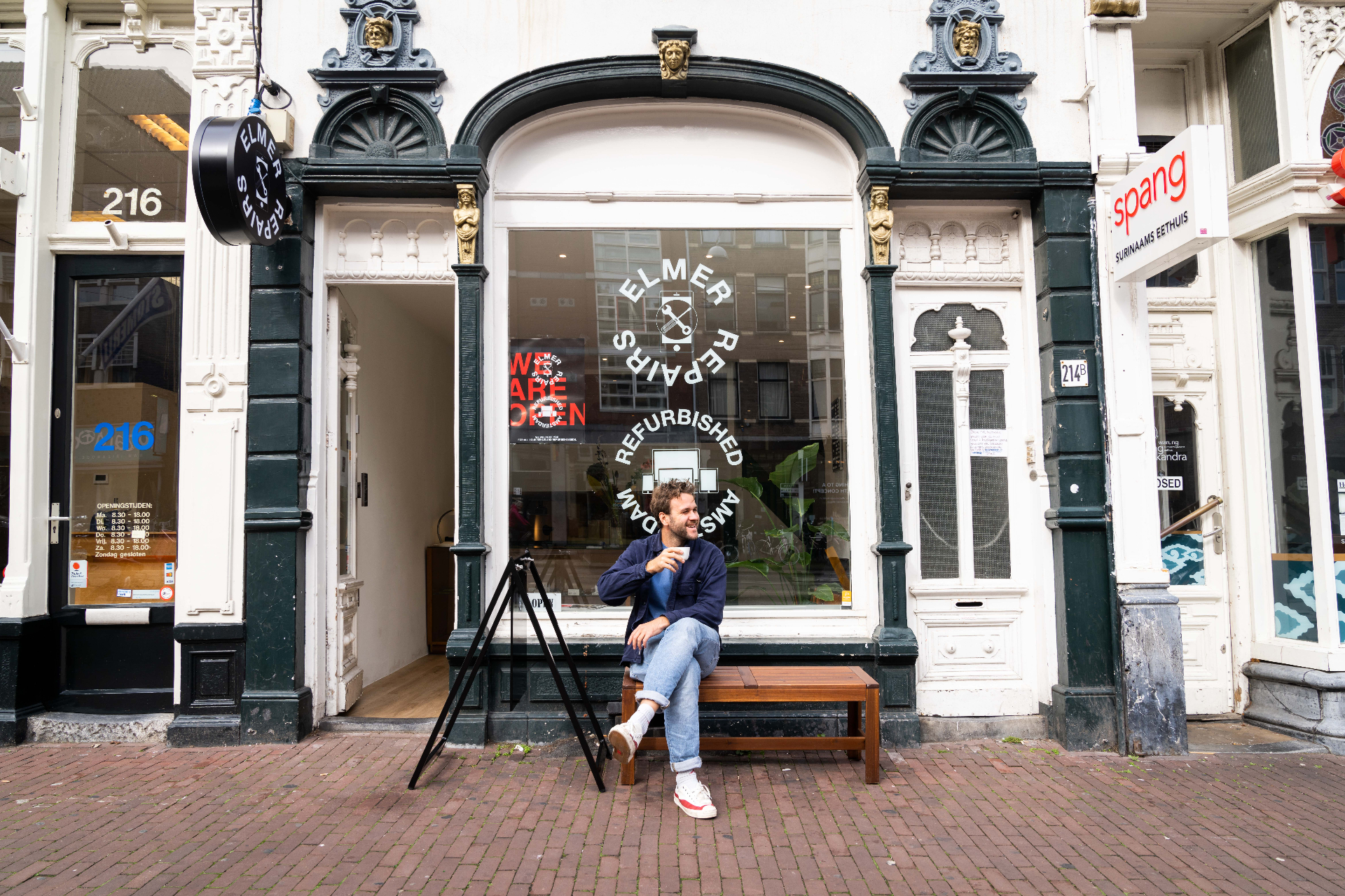 Het Elmer Repairs team aan het werk in de winkel op de Rozengracht